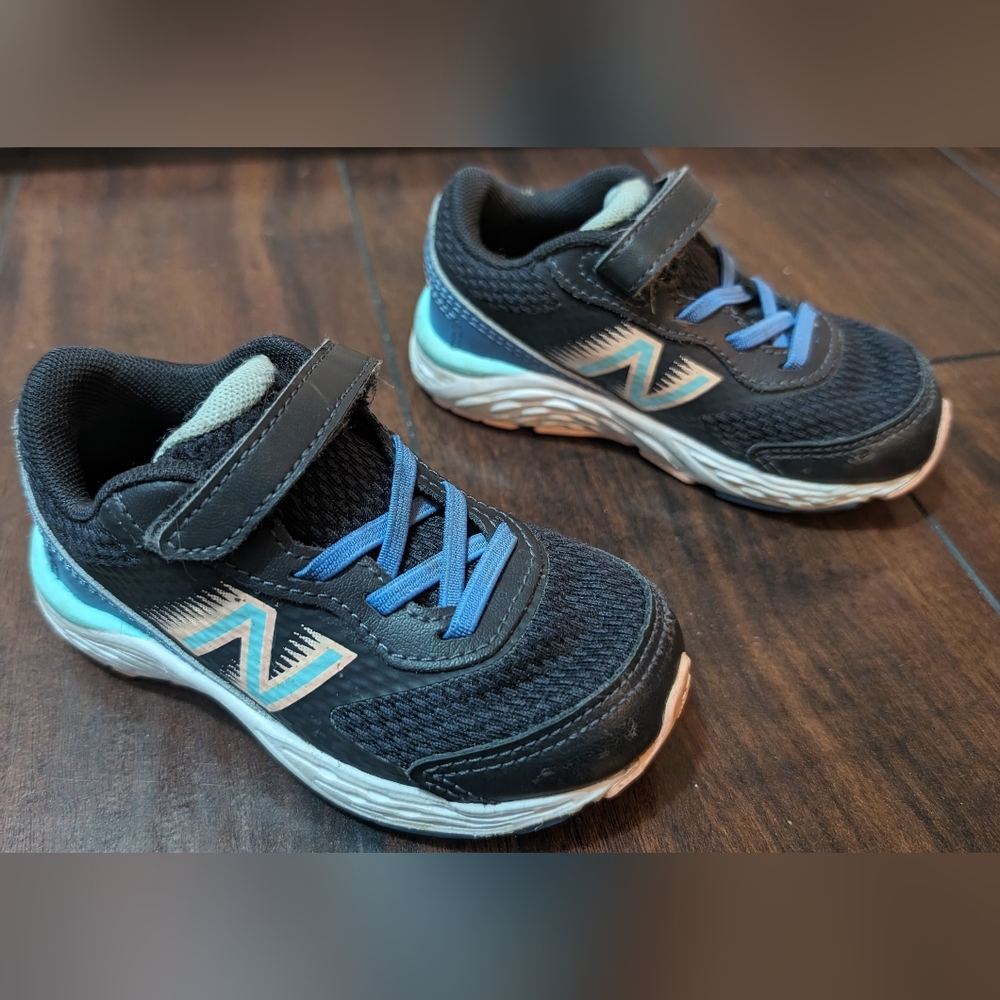 New Balance Kids' 680 V6 Hook and Loop Running Shoe, size 6.6